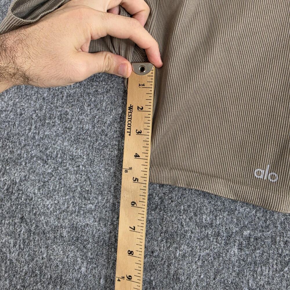 Alo Yoga Shorts Womens XS Seamless Ribbed Favorite Biker Beige Yoga Pilates Gym - Picture 14 of 15